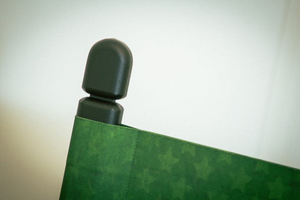 Режиссерское кресло с принтом «зелёные звезды» - чёрная эмаль