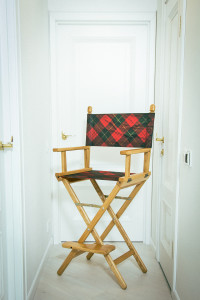 Режиссерский стул с принтом «тартан» — натуральный лак