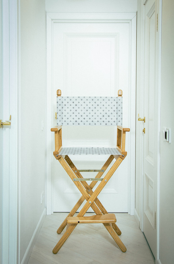 Режиссерское кресло с именем и принтом «крестики» 3