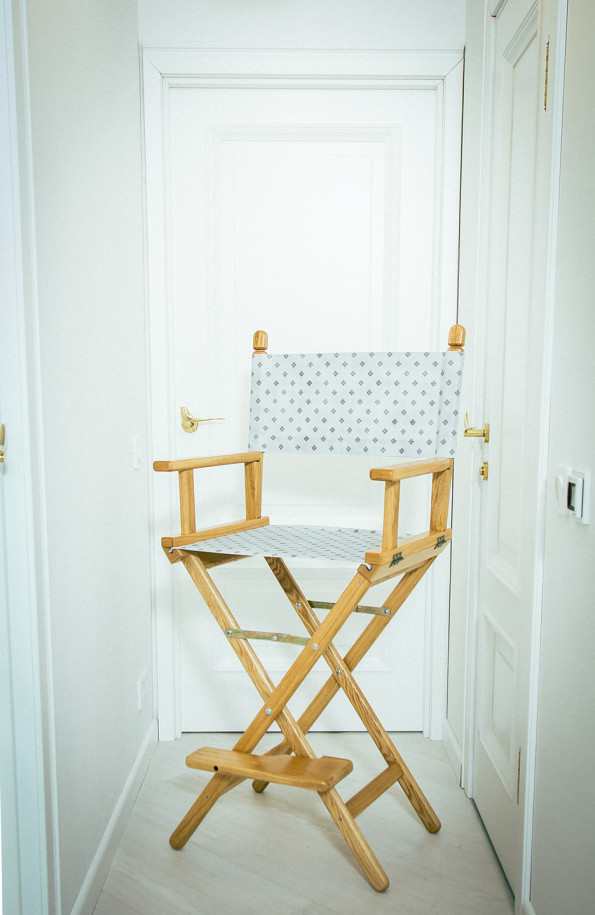 Режиссерское кресло с именем и принтом «крестики»