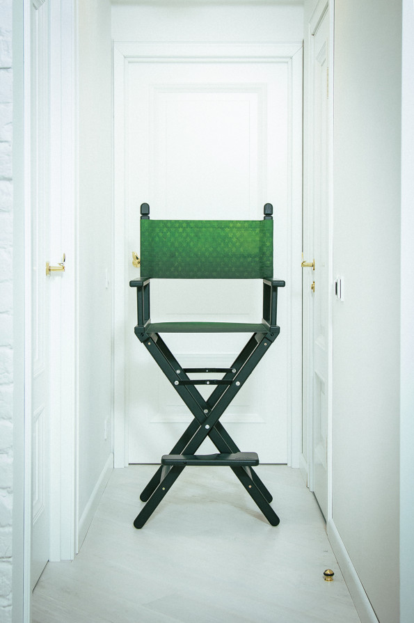 Режиссерское кресло с принтом «зелёные звезды» - чёрная эмаль