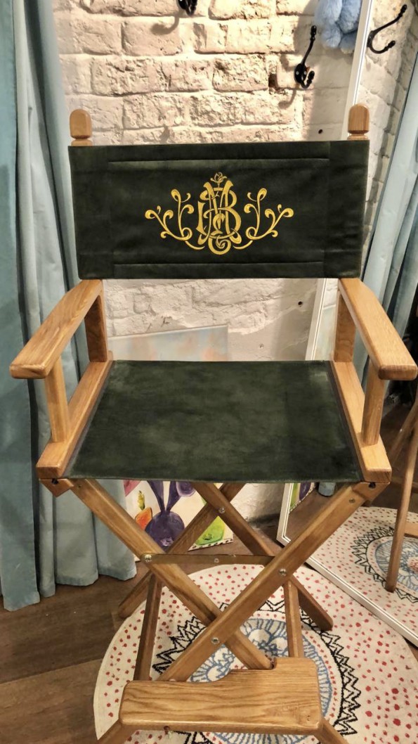 Вышивка имени на спинке режиссерского кресла ИЗМ-2